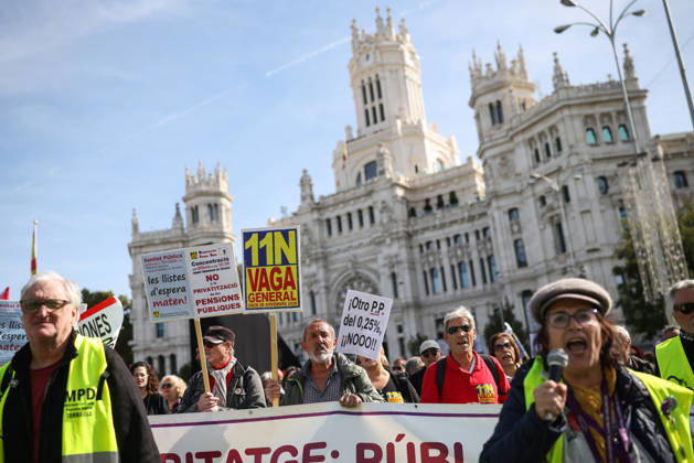 Protest for Public Pensions and Housing: A large crowd gathered during a protest in defense of the public pension system and access to housing on October 24, 2026, in Madrid, Spain. The National Coordinating Committee for the Defense of the Public Pension System (COESPE), labor unions, and other pensioner organizations such as Asjubi40 have called for this nationwide mobilization under the slogan For a Public Pension System for the Elderly and the Young OCTOBER 24, 2026 Alejandro Martínez Vé Madrid, Madrid, Spain  Copyright: xAlejandroxMartinezxVÃ lezx 7866465