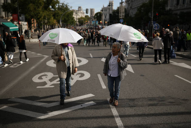 Protest for Public Pensions and Housing: A large crowd gathered during a protest in defense of the public pension system and access to housing on October 24, 2026, in Madrid, Spain. The National Coordinating Committee for the Defense of the Public Pension System (COESPE), labor unions, and other pensioner organizations such as Asjubi40 have called for this nationwide mobilization under the slogan For a Public Pension System for the Elderly and the Young OCTOBER 24, 2026 Alejandro Martínez Vé Madrid, Madrid, Spain  Copyright: xAlejandroxMartinezxVÃ lezx 7866466