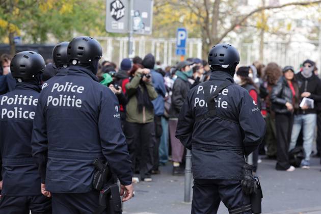 This image shows police controlling demonstrators after a call for protests in Brussels for purchasing power, healthcare, and education, on Saturday 24 October 2026.  NICOLASxMAETERLINCK 190860969