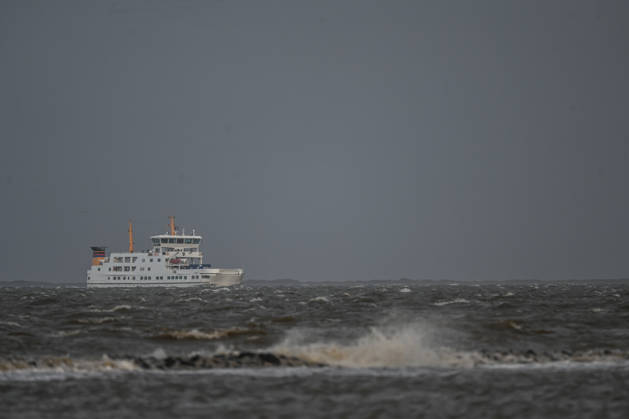Limited ferry service on the North Sea: Ferries are battling their way through the rough, choppy seas off the East Frisian islands of Juist and Norderney. Strong winds, high waves, and difficult weather conditions are disrupting ferry service and making navigation challenging in the Wadden Sea off Norddeich, Lower Saxony, Germany Copyright: xdiebildwerftx