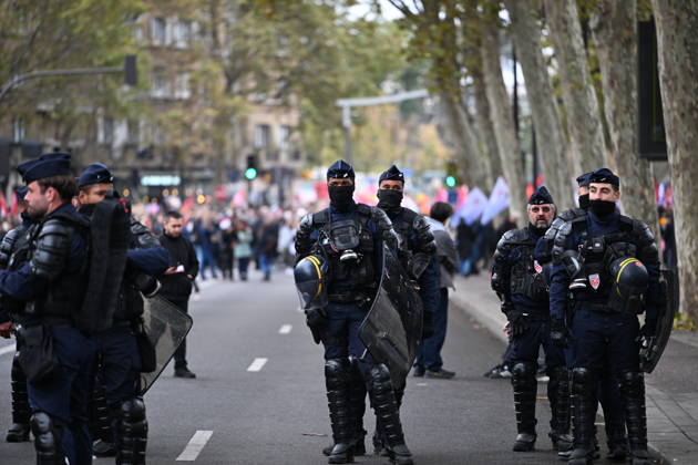 Demonstrators gather near Porte d Italie amid ongoing protests in Paris PARIS, FRANCE - OCTOBER 24: Demonstrators gather near Porte d Italie in southern Paris, chanting slogans ahead of planned marches, while security forces closely monitor the area in Paris, France, on October 24, 2026. Mouneb Taim Anadolu Paris France. Editorial use only. Please get in touch for any other usage.  Copyright: x2026xAnadoluxMounebxTaimx