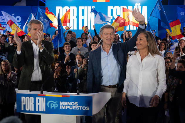 Feijóo and Rueda Participate in a Pre-Campaign Event in Vigo The president of the Popular Party, Alberto Núnez Feijóo c, the president of the Xunta, Alfonso Rueda i, and the vice president of the Pontevedra Provincial Council and leader of the opposition in Vigo, Luisa Sanchez d, during a public event as part of the pre-campaign for the general elections on November 29, at the Estación Marítima, on October 24, 2026, in Vigo, Pontevedra, Galicia, Spain. The event served to present the candidates endorsed by the Galician PP for the general election on November 29, 2026. October 24, 2026. Adriá Vigo, Pontevedra, Galicia Vigo, Pontevedra, Galicia, Spain  Copyright: xAdrianxIragox 7866533