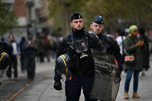 Demonstrators gather near Porte d Italie amid ongoing protests in Paris PARIS, FRANCE - OCTOBER 24: Demonstrators gather near Porte d Italie in southern Paris, chanting slogans ahead of planned marches, while security forces closely monitor the area in Paris, France, on October 24, 2026. Mouneb Taim Anadolu Paris France. Editorial use only. Please get in touch for any other usage.  Copyright: x2026xAnadoluxMounebxTaimx