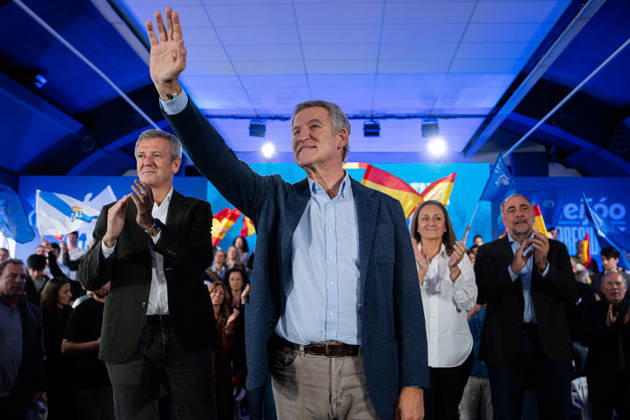 Feijóo and Rueda Participate in a Pre-Campaign Event in Vigo The president of the Popular Party, Alberto Núnez Feijóo c, the president of the Xunta, Alfonso Rueda i, and the vice president of the Pontevedra Provincial Council and leader of the opposition in Vigo, Luisa Sanchez d, during a public event as part of the pre-campaign for the general elections on November 29, at the Estación Marítima, on October 24, 2026, in Vigo, Pontevedra, Galicia, Spain. The event served to present the candidates endorsed by the Galician PP for the general election on November 29, 2026. October 24, 2026. Adriá Vigo, Pontevedra, Galicia Vigo, Pontevedra, Galicia, Spain  Copyright: xAdrianxIragox 7866536