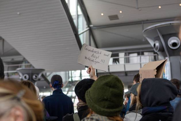 Leipzig Airport Hosts Anti-Deportation Protest SCHKEUDITZ, GERMANY OCTOBER 24, 2026: Demonstrators take part in a protest against deportations at Leipzig Halle Airport as part of a nationwide day of action against deportations and deportation detention. The protest focuses particularly on charter deportation flights to Afghanistan. Schkeuditz Saxony Germany Copyright: x xMariaxCastrox xJNAxPressx