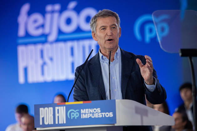 Feijóo and Rueda Participate in a Pre-Campaign Event in Vigo Alberto Núnez Feijóo, president of the Popular Party, during a public event as part of the pre-campaign for the general election on November 29, at the Estación Marítima on October 24, 2026, in Vigo, Pontevedra, Galicia, Spain. The event served to present the candidates endorsed by the Galician PP for the general election on November 29, 2026. October 24, 2026, Adriá, Vigo, Pontevedra, Galicia, Vigo, Pontevedra, Galicia, Spain  Copyright: xAdrianxIragox 7866556