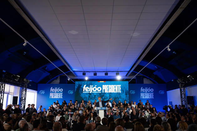 Feijóo and Rueda Participate in a Pre-Campaign Event in Vigo Alberto Núnez Feijóo, president of the Popular Party, during a public event as part of the pre-campaign for the general election on November 29, at the Estación Marítima on October 24, 2026, in Vigo, Pontevedra, Galicia, Spain. The event served to present the candidates endorsed by the Galician PP for the general election on November 29, 2026. October 24, 2026, Adriá, Vigo, Pontevedra, Galicia, Vigo, Pontevedra, Galicia, Spain  Copyright: xAdrianxIragox 7866543