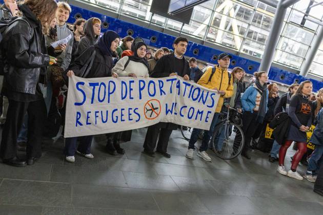 Leipzig Airport Hosts Anti-Deportation Protest SCHKEUDITZ, GERMANY OCTOBER 24, 2026: Demonstrators take part in a protest against deportations at Leipzig Halle Airport as part of a nationwide day of action against deportations and deportation detention. The protest focuses particularly on charter deportation flights to Afghanistan. Schkeuditz Saxony Germany Copyright: x xMariaxCastrox xJNAxPressx
