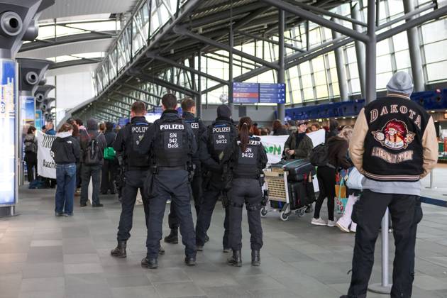 Leipzig Airport Hosts Anti-Deportation Protest SCHKEUDITZ, GERMANY OCTOBER 24, 2026: Demonstrators take part in a protest against deportations at Leipzig Halle Airport as part of a nationwide day of action against deportations and deportation detention. The protest focuses particularly on charter deportation flights to Afghanistan. Schkeuditz Saxony Germany Copyright: x xMariaxCastrox xJNAxPressx