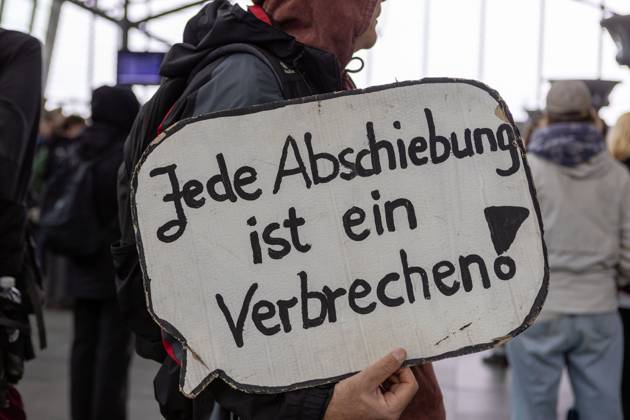 Leipzig Airport Hosts Anti-Deportation Protest SCHKEUDITZ, GERMANY OCTOBER 24, 2026: Demonstrators take part in a protest against deportations at Leipzig Halle Airport as part of a nationwide day of action against deportations and deportation detention. The protest focuses particularly on charter deportation flights to Afghanistan. Schkeuditz Saxony Germany Copyright: x xMariaxCastrox xJNAxPressx
