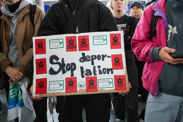Leipzig Airport Hosts Anti-Deportation Protest SCHKEUDITZ, GERMANY OCTOBER 24, 2026: Demonstrators take part in a protest against deportations at Leipzig Halle Airport as part of a nationwide day of action against deportations and deportation detention. The protest focuses particularly on charter deportation flights to Afghanistan. Schkeuditz Saxony Germany Copyright: x xMariaxCastrox xJNAxPressx