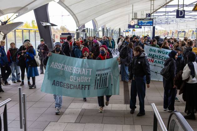 Leipzig Airport Hosts Anti-Deportation Protest SCHKEUDITZ, GERMANY OCTOBER 24, 2026: Demonstrators take part in a protest against deportations at Leipzig Halle Airport as part of a nationwide day of action against deportations and deportation detention. The protest focuses particularly on charter deportation flights to Afghanistan. Schkeuditz Saxony Germany Copyright: x xMariaxCastrox xJNAxPressx