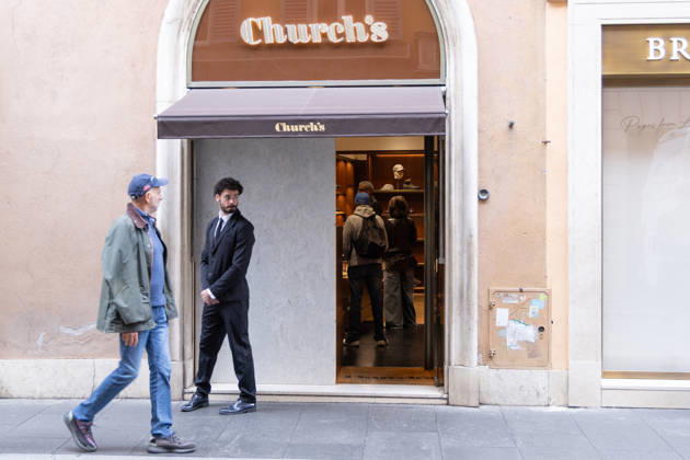 Storefronts Closed on Via Condotti Due to Risk of Vandalism - Rome Storefronts are closed on Via Condotti in Rome, Italy on October 24, 2026 , due to the risk of looting and vandalism amid heightened tensions. Police presence is observed near high-end retail establishments including Palazzo Fendi. Photo by Matteo Nardone IPA ABACAPRESS.COM Rome Italia Roma Italy  Copyright: xFotogramma IPA ABACAx