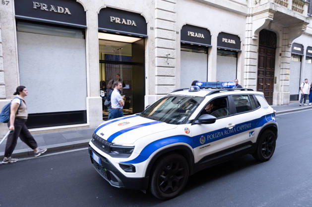 Storefronts Closed on Via Condotti Due to Risk of Vandalism - Rome Storefronts are closed on Via Condotti in Rome, Italy on October 24, 2026 , due to the risk of looting and vandalism amid heightened tensions. Police presence is observed near high-end retail establishments including Palazzo Fendi. Photo by Matteo Nardone IPA ABACAPRESS.COM Rome Italia Roma Italy  Copyright: xFotogramma IPA ABACAx