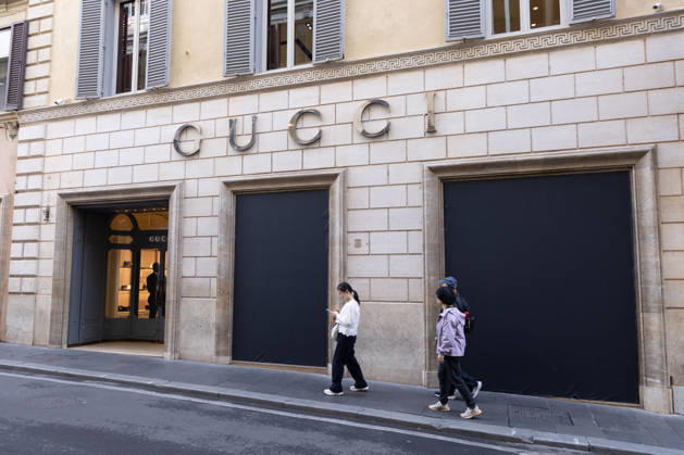 Storefronts Closed on Via Condotti Due to Risk of Vandalism - Rome Storefronts are closed on Via Condotti in Rome, Italy on October 24, 2026 , due to the risk of looting and vandalism amid heightened tensions. Police presence is observed near high-end retail establishments including Palazzo Fendi. Photo by Matteo Nardone IPA ABACAPRESS.COM Rome Italia Roma Italy  Copyright: xFotogramma IPA ABACAx