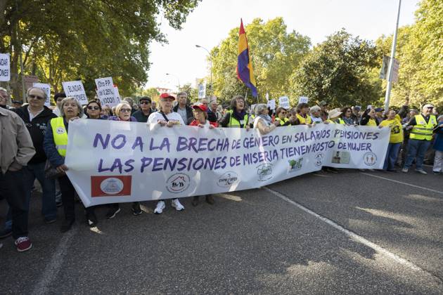 October 24, 2026, Madrid, Spain: Several people carrying signs in favor of public pensions take part in a demonstration supporting the public pension system and access to housing in Madrid, Spain. Madrid Spain  - ZUMAs197 20261024_aaa_s197_048 Copyright: xAtilanoxGarciax