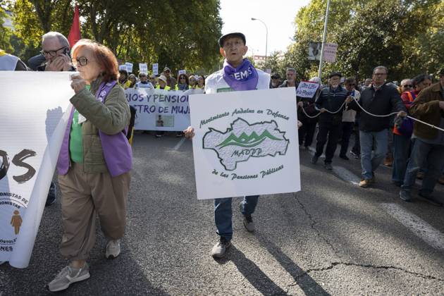 October 24, 2026, Madrid, Spain: A person holding a sign in favor of public pensions participates in a demonstration supporting the public pension system and access to housing in Madrid, Spain. Madrid Spain  - ZUMAs197 20261024_aaa_s197_051 Copyright: xAtilanoxGarciax