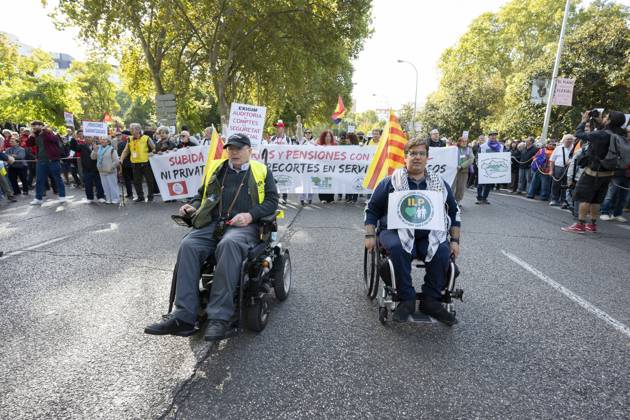 October 24, 2026, Madrid, Spain: Several people carrying signs in favor of public pensions take part in a demonstration supporting the public pension system and access to housing in Madrid, Spain. Madrid Spain  - ZUMAs197 20261024_aaa_s197_052 Copyright: xAtilanoxGarciax