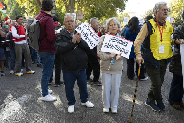 October 24, 2026, Madrid, Spain: Several people carrying signs in favor of public pensions take part in a demonstration supporting the public pension system and access to housing in Madrid, Spain. Madrid Spain  - ZUMAs197 20261024_aaa_s197_053 Copyright: xAtilanoxGarciax