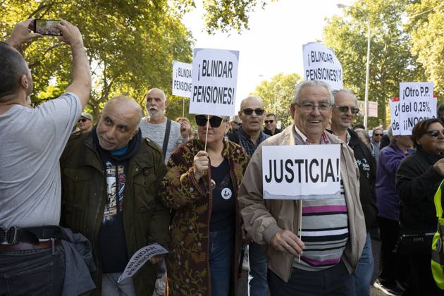 October 24, 2026, Madrid, Spain: Several people carrying signs in favor of public pensions take part in a demonstration supporting the public pension system and access to housing in Madrid, Spain. Madrid Spain  - ZUMAs197 20261024_aaa_s197_054 Copyright: xAtilanoxGarciax