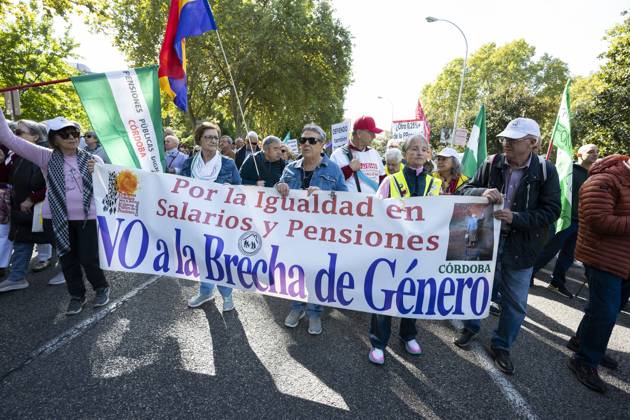 October 24, 2026, Madrid, Spain: Several people carrying signs in favor of public pensions take part in a demonstration supporting the public pension system and access to housing in Madrid, Spain. Madrid Spain  - ZUMAs197 20261024_aaa_s197_055 Copyright: xAtilanoxGarciax