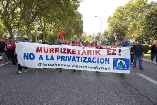 October 24, 2026, Madrid, Spain: Several people carrying signs in favor of public pensions take part in a demonstration supporting the public pension system and access to housing in Madrid, Spain. Madrid Spain  - ZUMAs197 20261024_aaa_s197_058 Copyright: xAtilanoxGarciax