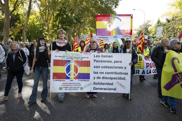 October 24, 2026, Madrid, Spain: Several people carrying signs in favor of public pensions take part in a demonstration supporting the public pension system and access to housing in Madrid, Spain. Madrid Spain  - ZUMAs197 20261024_aaa_s197_059 Copyright: xAtilanoxGarciax