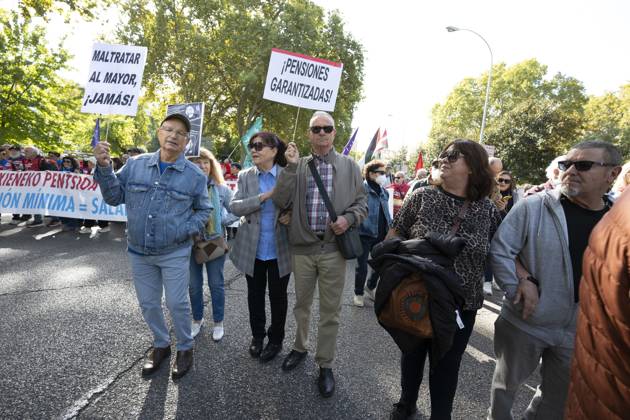 October 24, 2026, Madrid, Spain: Several people carrying signs in favor of public pensions take part in a demonstration supporting the public pension system and access to housing in Madrid, Spain. Madrid Spain  - ZUMAs197 20261024_aaa_s197_060 Copyright: xAtilanoxGarciax