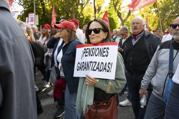 October 24, 2026, Madrid, Spain: A person holding a sign in favor of public pensions participates in a demonstration supporting the public pension system and access to housing in Madrid, Spain. Madrid Spain  - ZUMAs197 20261024_aaa_s197_062 Copyright: xAtilanoxGarciax
