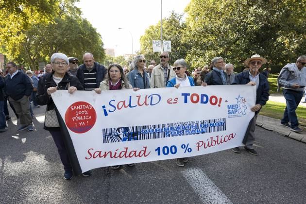 October 24, 2026, Madrid, Spain: Several people carrying signs in favor of public pensions take part in a demonstration supporting the public pension system and access to housing in Madrid, Spain. Madrid Spain  - ZUMAs197 20261024_aaa_s197_067 Copyright: xAtilanoxGarciax