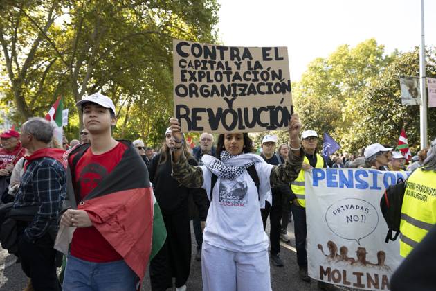 October 24, 2026, Madrid, Spain: A person holding a sign in favor of public pensions participates in a demonstration supporting the public pension system and access to housing in Madrid, Spain. Madrid Spain  - ZUMAs197 20261024_aaa_s197_072 Copyright: xAtilanoxGarciax
