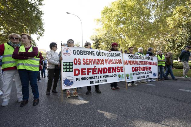 October 24, 2026, Madrid, Spain: Several people carrying signs in favor of public pensions take part in a demonstration supporting the public pension system and access to housing in Madrid, Spain. Madrid Spain  - ZUMAs197 20261024_aaa_s197_065 Copyright: xAtilanoxGarciax