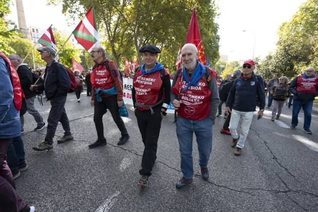 October 24, 2026, Madrid, Spain: Several people carrying signs in favor of public pensions take part in a demonstration supporting the public pension system and access to housing in Madrid, Spain. Madrid Spain  - ZUMAs197 20261024_aaa_s197_073 Copyright: xAtilanoxGarciax