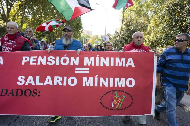 October 24, 2026, Madrid, Spain: Several people carrying signs in favor of public pensions take part in a demonstration supporting the public pension system and access to housing in Madrid, Spain. Madrid Spain  - ZUMAs197 20261024_aaa_s197_066 Copyright: xAtilanoxGarciax