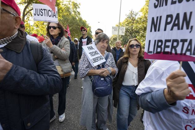 October 24, 2026, Madrid, Spain: A person holding a sign in favor of public pensions participates in a demonstration supporting the public pension system and access to housing in Madrid, Spain. Madrid Spain  - ZUMAs197 20261024_aaa_s197_075 Copyright: xAtilanoxGarciax