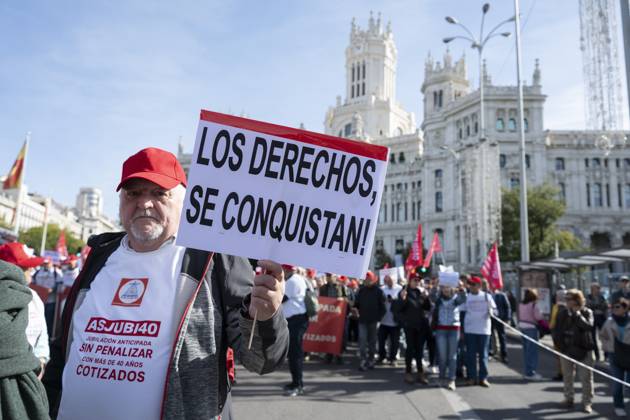 October 24, 2026, Madrid, Spain: A person holding a sign in favor of public pensions participates in a demonstration supporting the public pension system and access to housing in Madrid, Spain. Madrid Spain  - ZUMAs197 20261024_aaa_s197_076 Copyright: xAtilanoxGarciax