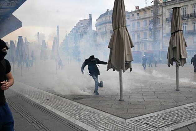 PROTESTS ON OCTOBER 24 PHOTOPQR LE MIDI LIBRE JEAN MICHEL MART MONTPELLIER 10 24 2026 MONTPELLIER 10 24 2026 PROTEST BANNED AT PLACE DE LA COMÉDIE France Oct. 24, 2026 Another day of protests this Saturday, and amid fears of renewed violence and looting, restrictions on freedom of movement and assembly have multiplied, drawing sharp criticism from civil liberties groups MONTPELLIER HERAULT France  Copyright: xPHOTOPQR LExMIDIxLIBRE MAXPPPxJEAN-MICHELxMARTx 20261024MDL7144 20261024MDL7144