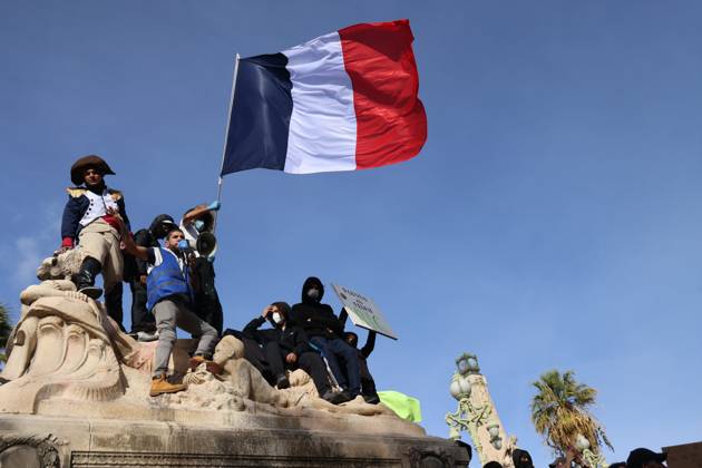 PROTESTS ON OCTOBER 24 PHOTOPQR LA PROVENCE Gilles Bader Marseille Oct. 24, 2026 Protests in Marseille on October 24, 2026 Napoleon statue French flag France Oct. 24, 2026 Another day of protests this Saturday, and amid fears of renewed violence and looting, restrictions on freedom of movement and assembly have multiplied, drawing sharp criticism from civil liberties groups. Marseille, BdR, France  Copyright: xPHOTOPQR LAxPROVENCE MAXPPPxGillesxBaderx 20261024PVL7208 20261024PVL7244