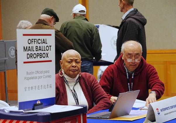 Early voting begins in New York NEW YORK, UNITED STATES - OCTOBER 24: People take part in early voting in the Midterm Elections at a polling center at the Metropolitan Museum of Art, Manhattan, New York City, on October 24, 2026. Selcuk Acar Anadolu New York United States. Editorial use only. Please get in touch for any other usage.  Copyright: x2026xAnadoluxSelcukxAcarx