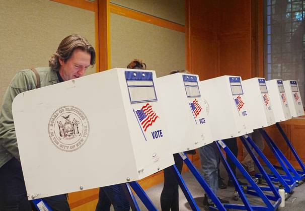 Early voting begins in New York NEW YORK, UNITED STATES - OCTOBER 24: People take part in early voting in the Midterm Elections at a polling center at the Metropolitan Museum of Art, Manhattan, New York City, on October 24, 2026. Selcuk Acar Anadolu New York United States. Editorial use only. Please get in touch for any other usage.  Copyright: x2026xAnadoluxSelcukxAcarx