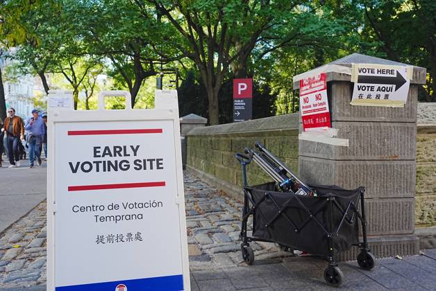 Early voting begins in New York NEW YORK, UNITED STATES - OCTOBER 24: People take part in early voting in the Midterm Elections at a polling center at the Metropolitan Museum of Art, Manhattan, New York City, on October 24, 2026. Selcuk Acar Anadolu New York United States. Editorial use only. Please get in touch for any other usage.  Copyright: x2026xAnadoluxSelcukxAcarx