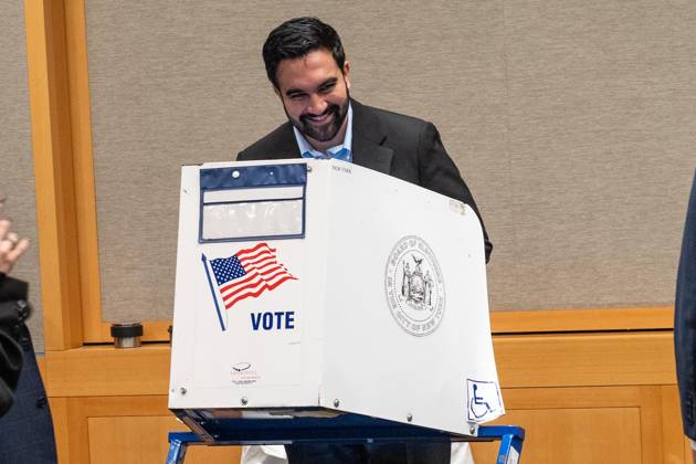 October 24, 2026, Bronx, New York, USA: Mayor Zohran Mamdani is casting his vote on the first day of early voting in general election at polling station at Metropolitan Museum of Art in New York, NY on October 24, 2026. Bronx USA - ZUMAr339 20261024_znp_r339_015 Copyright: xLevxRadinx