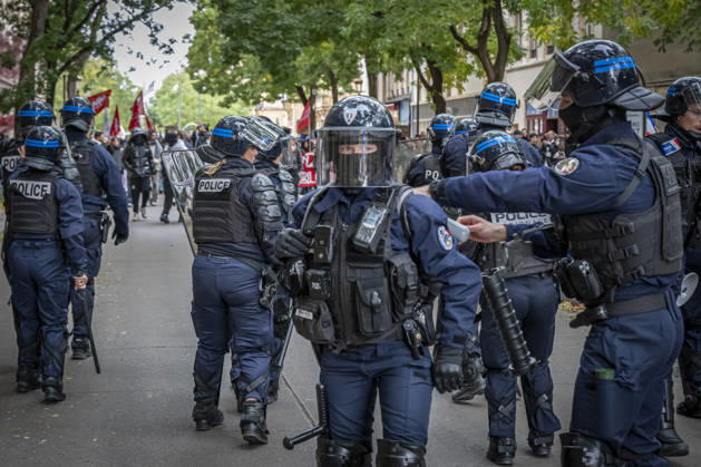 October 24, 2026, Lorraine, Metz: Once again, several hundred people are demonstrating in Metz, France, on Saturday—students, university students, labor unions, and Yellow Vests gathered at the Place de la République. From there, they marched through the city center to the Centre Pompidou Metz. Escorted by a heavy police presence, the demonstration proceeded peacefull Protest241026001