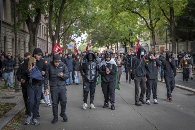 October 24, 2026, Lorraine, Metz: Once again, several hundred people are demonstrating in Metz, France, on Saturday—students, university students, labor unions, and Yellow Vests gathered at the Place de la République. From there, they marched through the city center to the Centre Pompidou Metz. Escorted by a heavy police presence, the demonstration proceeded peacefull Protest241026001