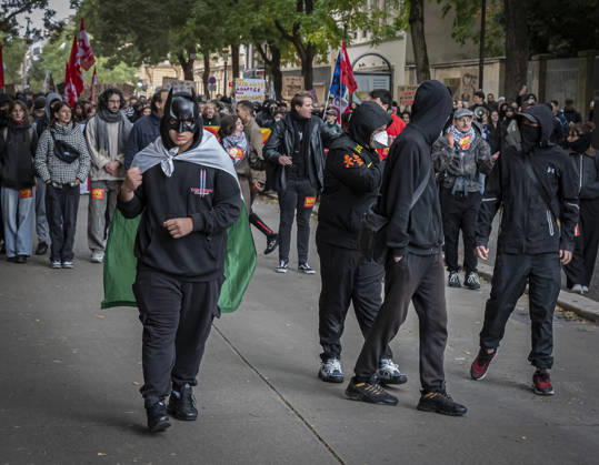 October 24, 2026, Lorraine, Metz: Once again, several hundred people are demonstrating in Metz, France, on Saturday—students, university students, labor unions, and Yellow Vests gathered at the Place de la République. From there, they marched through the city center to the Centre Pompidou Metz. Escorted by a heavy police presence, the demonstration proceeded peacefull Protest241026001