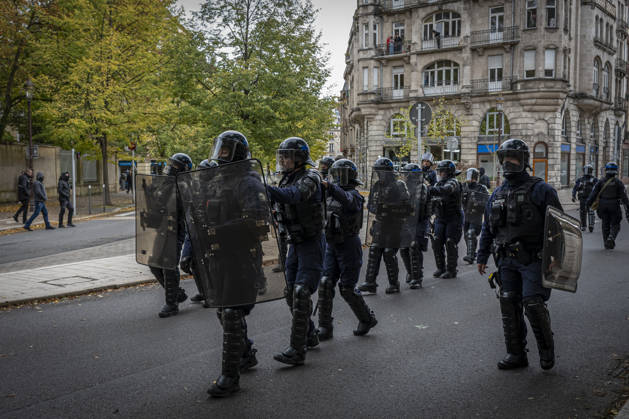 October 24, 2026, Lorraine, Metz: Once again, several hundred people are demonstrating in Metz, France, on Saturday—students, university students, labor unions, and Yellow Vests gathered at the Place de la République. From there, they marched through the city center to the Centre Pompidou Metz. Escorted by a heavy police presence, the demonstration proceeded peacefull Protest241026001