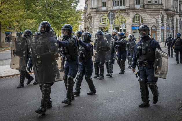 October 24, 2026, Lorraine, Metz: Once again, several hundred people are demonstrating in Metz, France, on Saturday—students, university students, labor unions, and Yellow Vests gathered at the Place de la République. From there, they marched through the city center to the Centre Pompidou Metz. Escorted by a heavy police presence, the demonstration proceeded peacefull Protest241026001