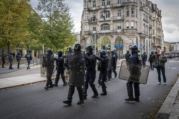 October 24, 2026, Lorraine, Metz: Once again, several hundred people are demonstrating in Metz, France, on Saturday—students, university students, labor unions, and Yellow Vests gathered at the Place de la République. From there, they marched through the city center to the Centre Pompidou Metz. Escorted by a heavy police presence, the demonstration proceeded peacefull Protest241026001