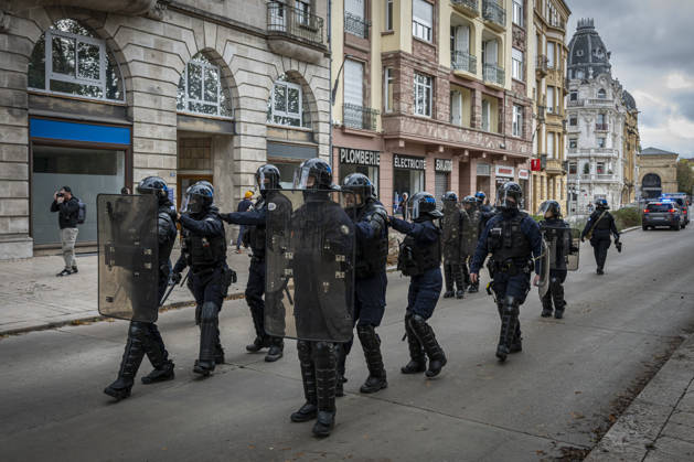 October 24, 2026, Lorraine, Metz: Once again, several hundred people are demonstrating in Metz, France, on Saturday—students, university students, labor unions, and Yellow Vests gathered at the Place de la République. From there, they marched through the city center to the Centre Pompidou Metz. Escorted by a heavy police presence, the demonstration proceeded peacefull Protest241026001
