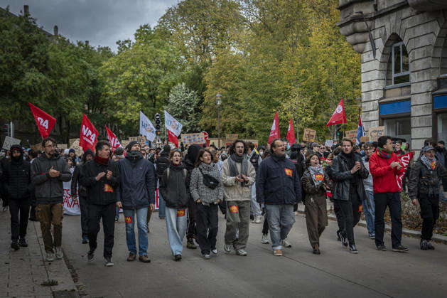 October 24, 2026, Lorraine, Metz: Once again, several hundred people are demonstrating in Metz, France, on Saturday—students, university students, labor unions, and Yellow Vests gathered at the Place de la République. From there, they marched through the city center to the Centre Pompidou Metz. Escorted by a heavy police presence, the demonstration proceeded peacefull Protest241026001